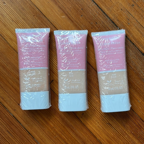Bundle of three New Packaged CoverGirl Clean Fresh Skin Milk foundation - Picture 3 of 3